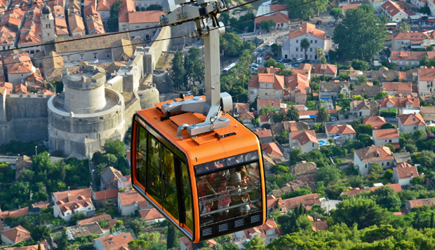 Téléphérique urbain, à Dubrovnik, en Croatie. Crédits : Usbek & Rica