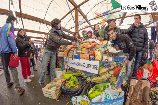 Le mouvement des Gars'pilleurs récupère les restes du marché pour les distribuer gratuitement aux passants, comme ici à Montreuil. Copyright : Les Gars'pilleurs
