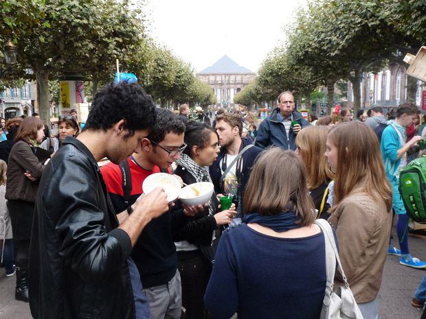 Une Disco Soupe, « mouvement solidaire et festif s'approprie l'espace public et le rebut alimentaire pour sensibiliser au gaspillage », à Strasbourg. Crédits : Disco Soupe Strasbourg