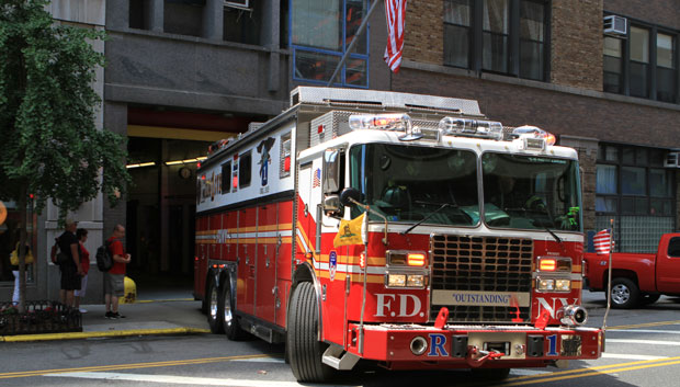 Un camion de pompiers sort de son garage, à New York. Crédits : Peter Stehlik / Wikimedia