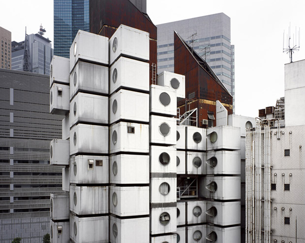 Les réflexions sur “l’habitat modulaire” ont émergé dans les années 1960-1970, en particulier avec la célèbre Nakagin Capsule Tower de l’architecte Kisho Kurokawa. Crédits : La Boite Verte