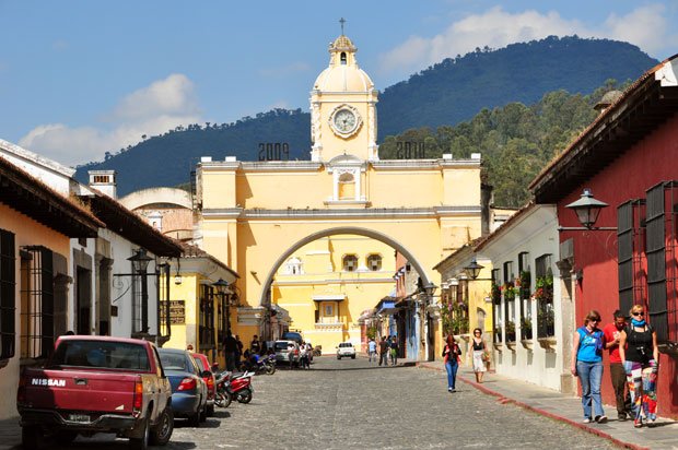 Les façades colorées de la ville d'Antigua, ancienne capitale du Guatemala. Copyright : Chensiyuan / Wikimedia