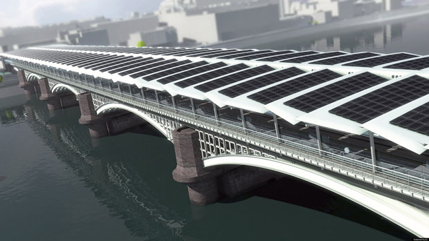 Les 4 400 panneaux photovoltaïques qui recouvrent la station Blackfriars Bridge ont été posés par la société Solarcentury.  Copyright : Solarcentury