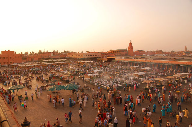 Vue sur la très touristique place Jemaa el-Fna de Marrakech. Copyright : Lviatour / Wikimedia