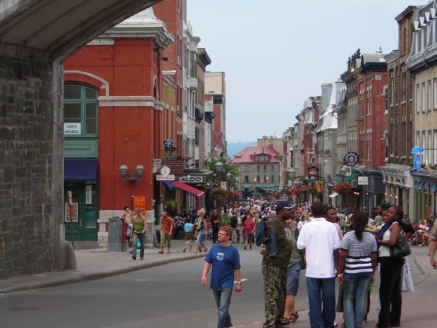 Les hauts murs du Vieux-Québec en font un quartier propice à la marche à pied, malgré la rigueur du climat. Copyright : Abdallah / Flickr