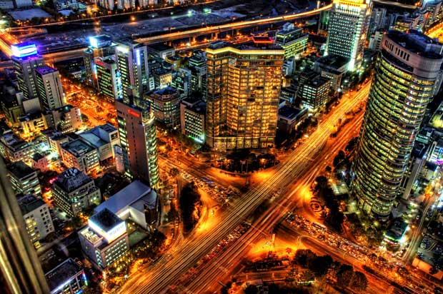 Vue nocturne de Séoul, une ville qui tend à détruire ses autoroutes urbaines pour en faire des pistes cyclables et des voies de bus. Copyright : Trey Ratcliff / Flickr
