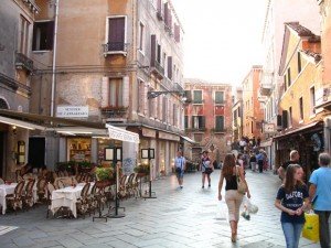 À Venise, impossible de circuler en voiture. Les rues de la ville sont réservées aux touristes. Copyright : Toscano 2011 / Flickr