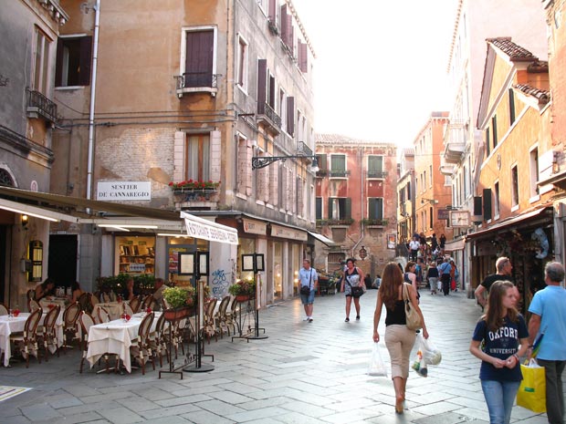 À Venise, impossible de circuler en voiture. Les rues de la ville sont réservées aux touristes.  Copyright : Toscano 2011 / Flickr