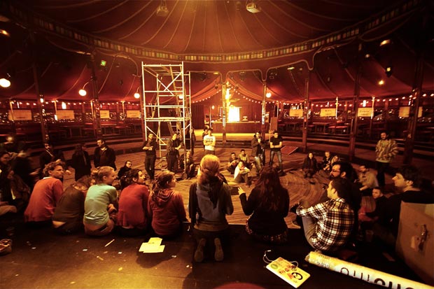 Comme en 2013, la OuiShare Fest se déroulera sous le chapiteau du Cabaret Sauvage, dans le parc de la Villette, à Paris. Copyright : Sandrine Landrix / Flickr
