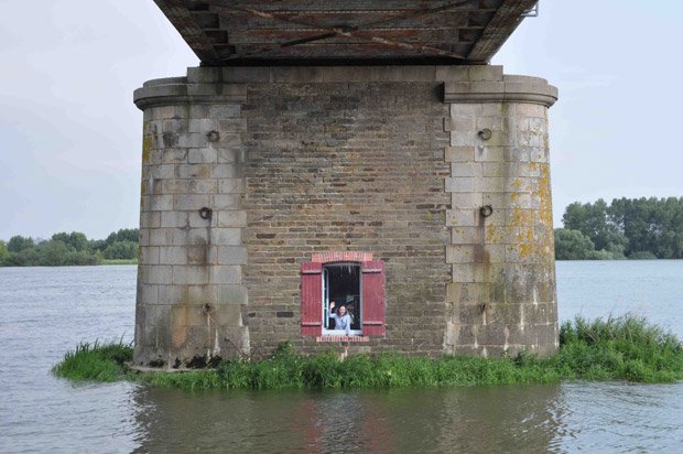 Les artistes se sont emparés des piles des ponts pour y insérer des trompe-l’œil lors de l’exposition Aberrations poétiques à Mauves-sur-Loire. © Arthur Ripoche