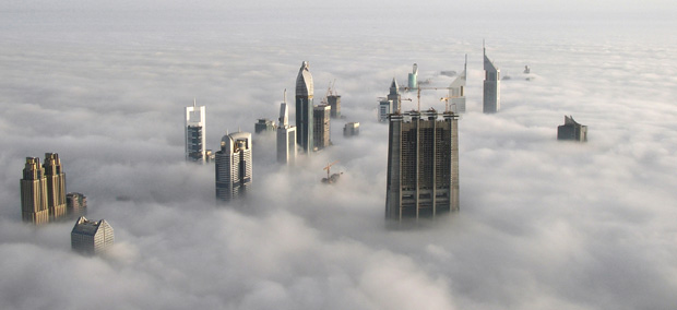 Vue sur les gratte-ciel de Dubaï au-dessus des nuages, depuis la tour Burj Khalifa (la plus haute du monde). Copyright : Captainofhope / Wikimedia