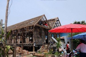 A Luang Prabang, perchée sur des pilotis la maison se développe selon des traditions encore bien ancrées à sa culture et à son territoire. Crédits : Architecture by Road