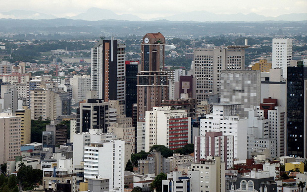 La Skyline du quartier des affaires de Curitiba, la huitième plus grande ville du Brésil. Copyright : SamirNosteb / Wikimedia