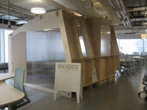 Un prototype de la Wikihouse exposé à Westminster, en Angleterre. Copyright : Andy Roberts / Wikimedia