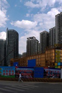 Kunming au rythme d’une construction effrénée, qui dessine un paysage urbain vertical où les grues règnent. Source : Architecture by Road