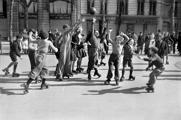 Partie de hockey sur patins à roulettes dans le Marais, en 1941. Copyright : NC