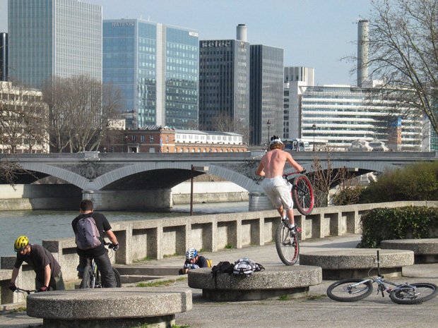 Des amateurs de BMX s’entraînent sur les bords de la Seine. Copyright : Jacques Leroy / Mairie de Paris