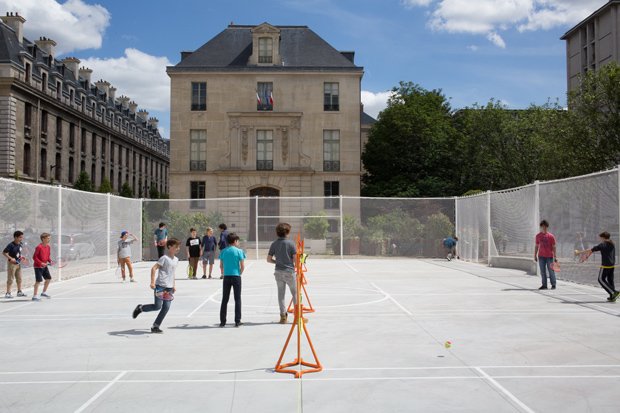 Un playground éphémère a été installé durant l’été 2014 devant le Pavillon de l’Arsenal. Copyright : Antoine Espinasseau