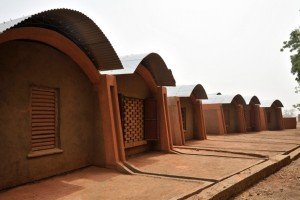 Le logement des professeurs du village de Gando (Burkina Faso), construit en 2004. Copyright : Diébédo Francis Kéré