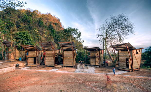 Les pavillons en bois et bambou tressé de l’orphelinat Safe Haven, en Thaïlande. Copyright : Pasi Aalto