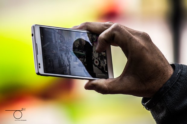 Times Square through a tourist's phone by Derek Mindler. Source : https://www.flickr.com/photos/derekmindler/11456625443