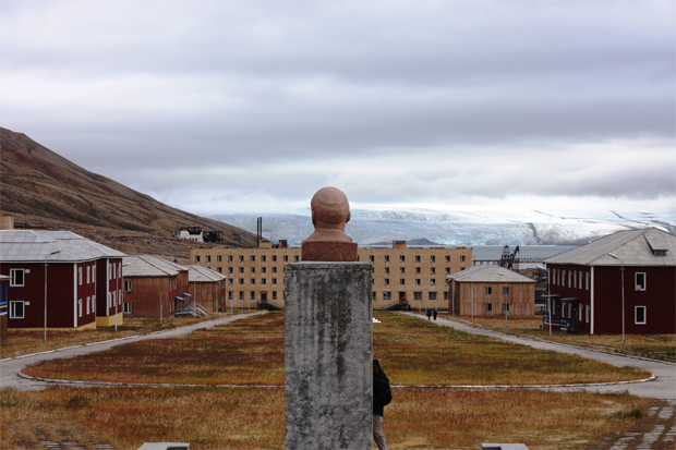 Buste de Lénine à Pyramiden, sûr l'île de Svalbard (Norvège).  Copyright : Bojoertvedt / Wikimedia