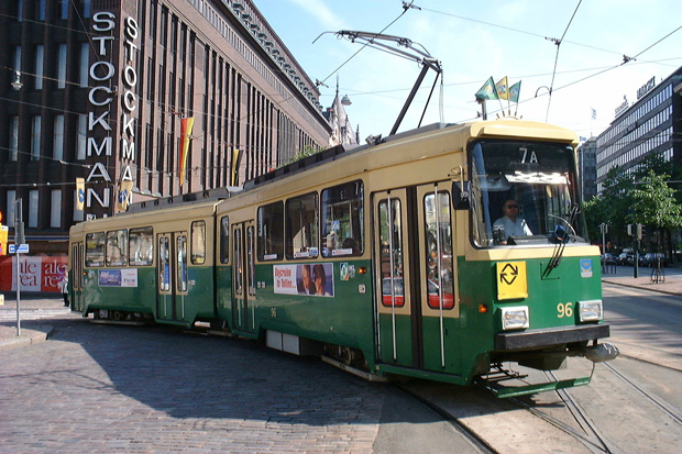 Une rame de tramway dans le centre d'Helsinki. Copyright : Lhoon / Flickr