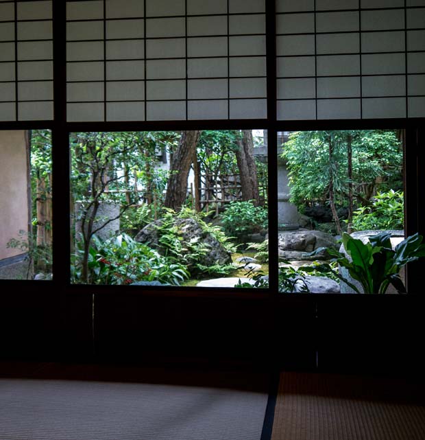 Au sol, ce sont des tatamis de paille de riz, la porte légère coulisse pour ouvrir la pièce entière sur le jardin de la maison - crédits Antoine Dubois