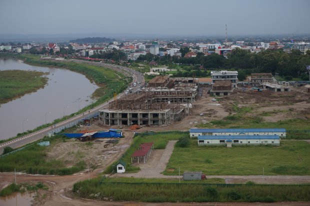 Le chantier du centre commercial en bord de Mekong.
