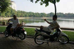 A Hanoï, il n'est pas rare de trouver des amis en train de discuter directement sur leur scooter ! Crédits : Clément Pairot