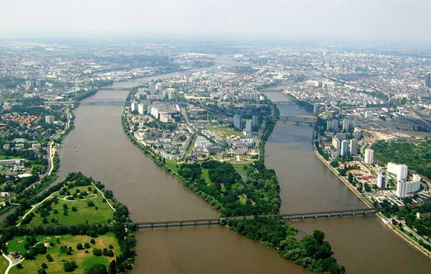 Vue panoramique de l’île de Nantes (Loire Atlantique). Copyright : Jibi44 / Wikimedia
