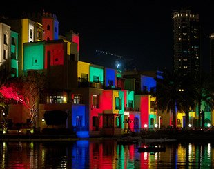 Les façades des maisons de Dubai downtown éclairées par l’artiste Daniel Knipper. Copyright : Daniel Knipper / Dubai Festival of Lights