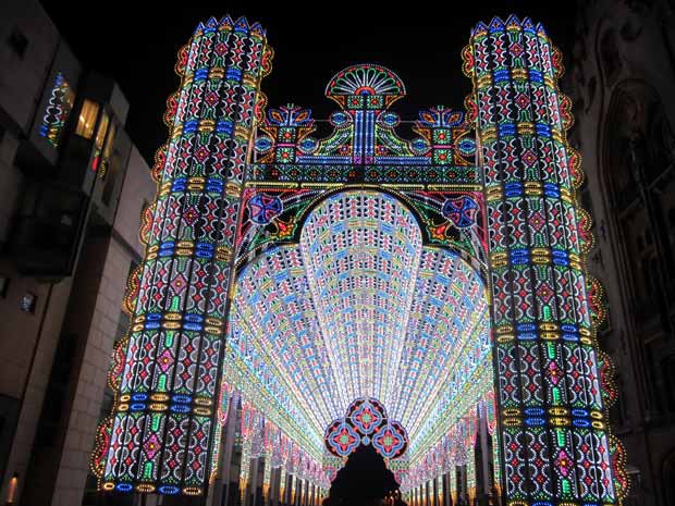 La cathédrale de lumière, couverte de 55 000 ampoules LED, était l’attraction principale du Lichtfestival en 2012. Copyright : Zeisterre / Wikimedia