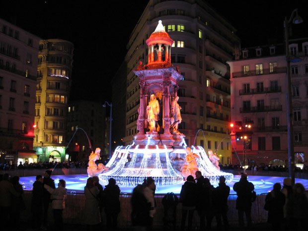 La fontaine des Jacobins éclairée durant la Fête des Lumières de Lyon, en 2010.  Copyright : Jilibi / Wikimedia