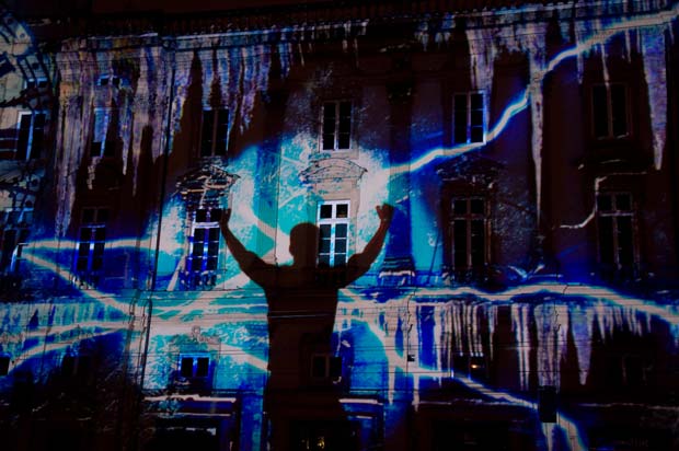 Une projection lumineuse de l’artiste français Patrice Warrener lors du Glow Festival d’Eindhoven en 2013.  Copyright : 河中桥 / Wikimedia   