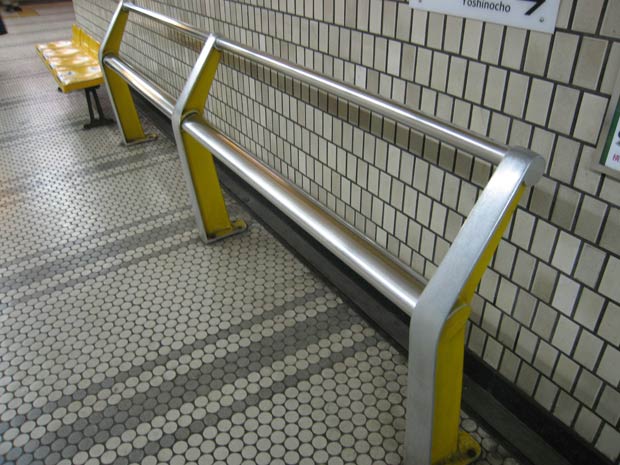 Les rampes ont remplacé les bancs dans la plupart des grands métros, comme ici à Yokohama, au Japon. Copyright : Dddeco / Wikimedia