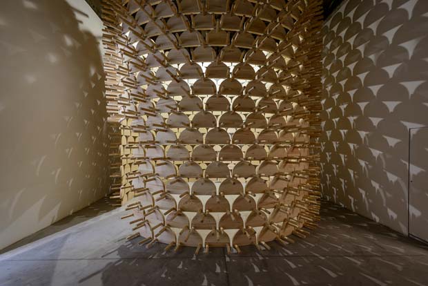 Le pavillon kosovar se caractérise par une esthétique moderne, rendue possible par l’utilisation d’un matériau traditionnel. Copyright : Andrea Avezzù / Courtesy la Biennale di Venezia