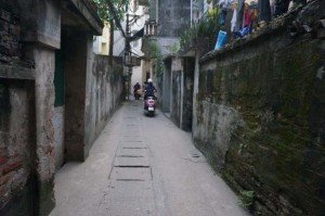 Les ruelles d'Hanoi tolèrent plus facilement les deux-roues que les voitures. Crédits : Clément Pairot