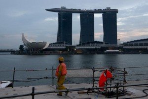 La ville de Singapour continue sans cesse son développement, un ouvrier sur Marina Bay - crédits Antoine Dubois