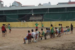 Les supporters d'un match amateur dans un village au Sud-Ouest d'Hanoi. Crédits : Clément Pairot