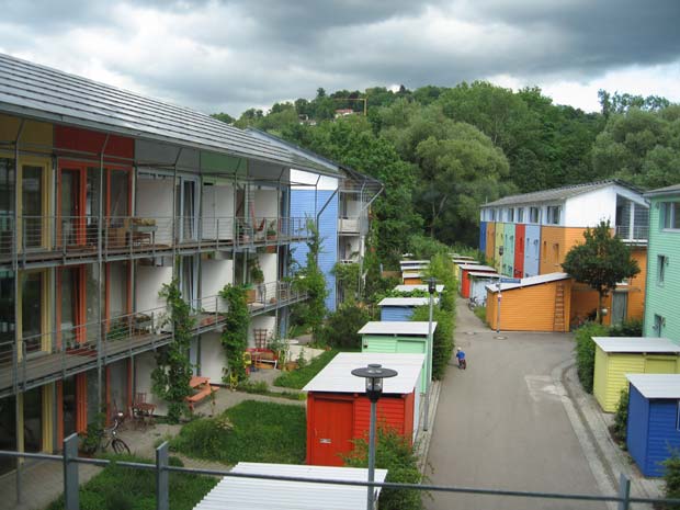 L’écoquartier Vauban, dans la ville allemande de Fribourg-en-Brisgau (Bade-Wurtemberg), souvent présenté comme la référence en matière d’urbanisme écologique.  Copyright : Claire 7373 Andrewglaser / Wikimedia