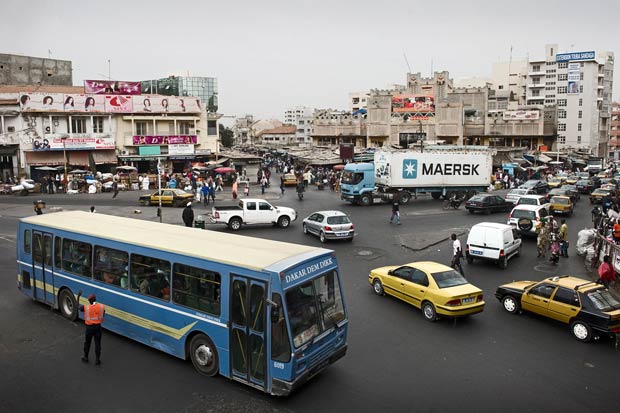 Embouteillages dans le centre-ville de Dakar, au Sénégal Copyright : Maersk Line / Wikimedia