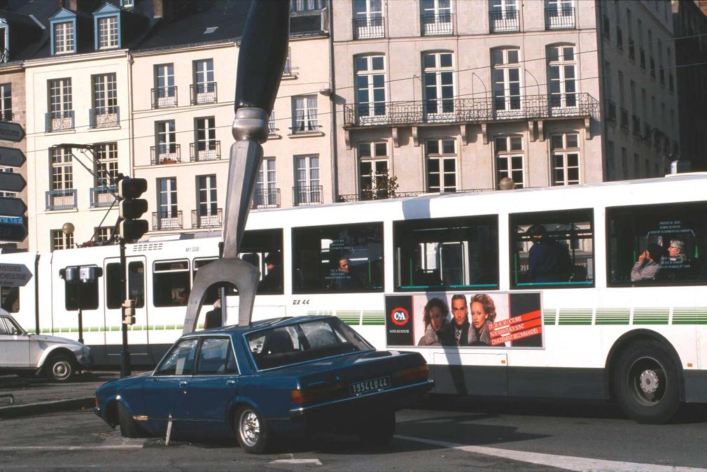 Piéton vs voiture ; Copyright :Royal de Luxe