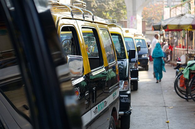 Taxis file attente - Mumbai. Crédits : Clément Pairot