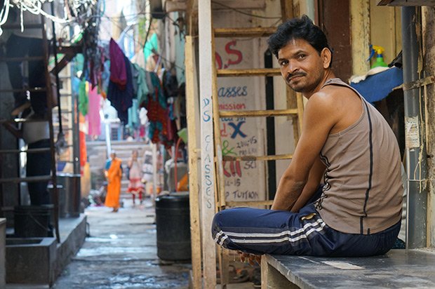 Un homme dans une ruelle. Crédits : Clément Pairot