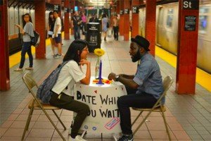 Rencontres dans le métro. Crédits : Date While You Wait