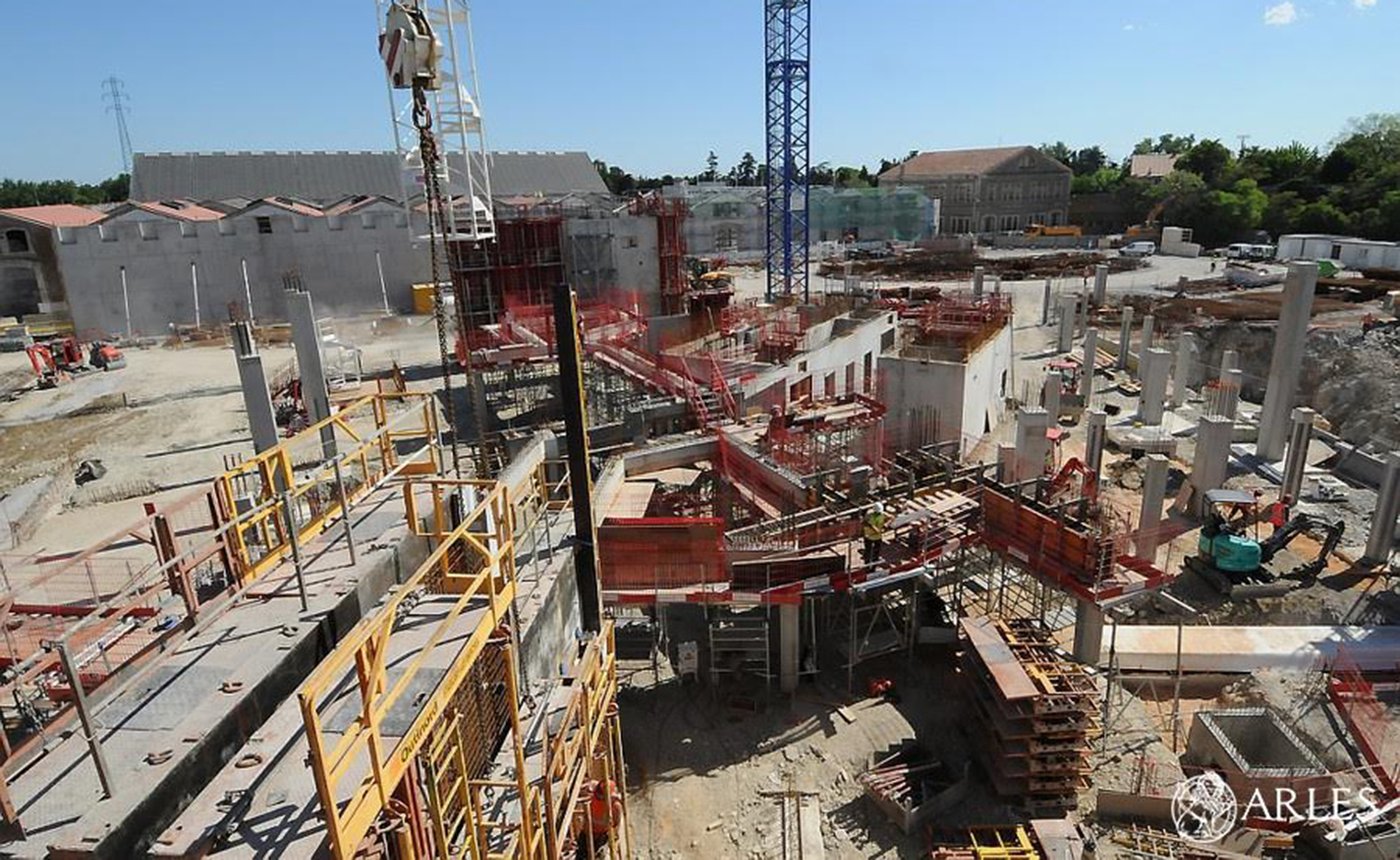 Les travaux du Parc des Ateliers du campus LUMA, l’un des grands chantiers arlésiens. Crédits : DR