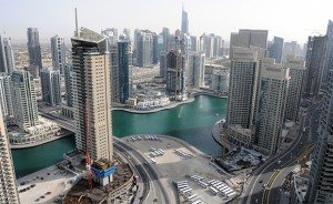 Thierry Paquot voit dans le gratte-ciel une forme de démesure urbaine pas forcément souhaitable. Ici, le quartier de la marina de Dubai. Crédits : Citizen59 / Flickr