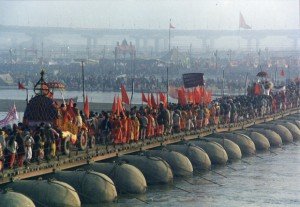 Des pèlerins traversent un pont dressé au-dessus du Gange pour participer à la Kumbh Mela, à Allahabad, en 2001. Copyright : Yosarian / Wikimedia