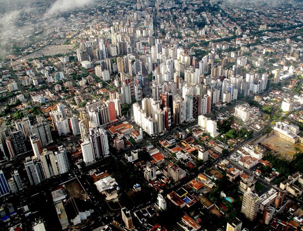 Vue aérienne des quartiers de Batel et Agua Verde, à Curitiba (Brésil), la capitale mondiale de « l’urbanisme tactique » cher à Carlos Moreno.